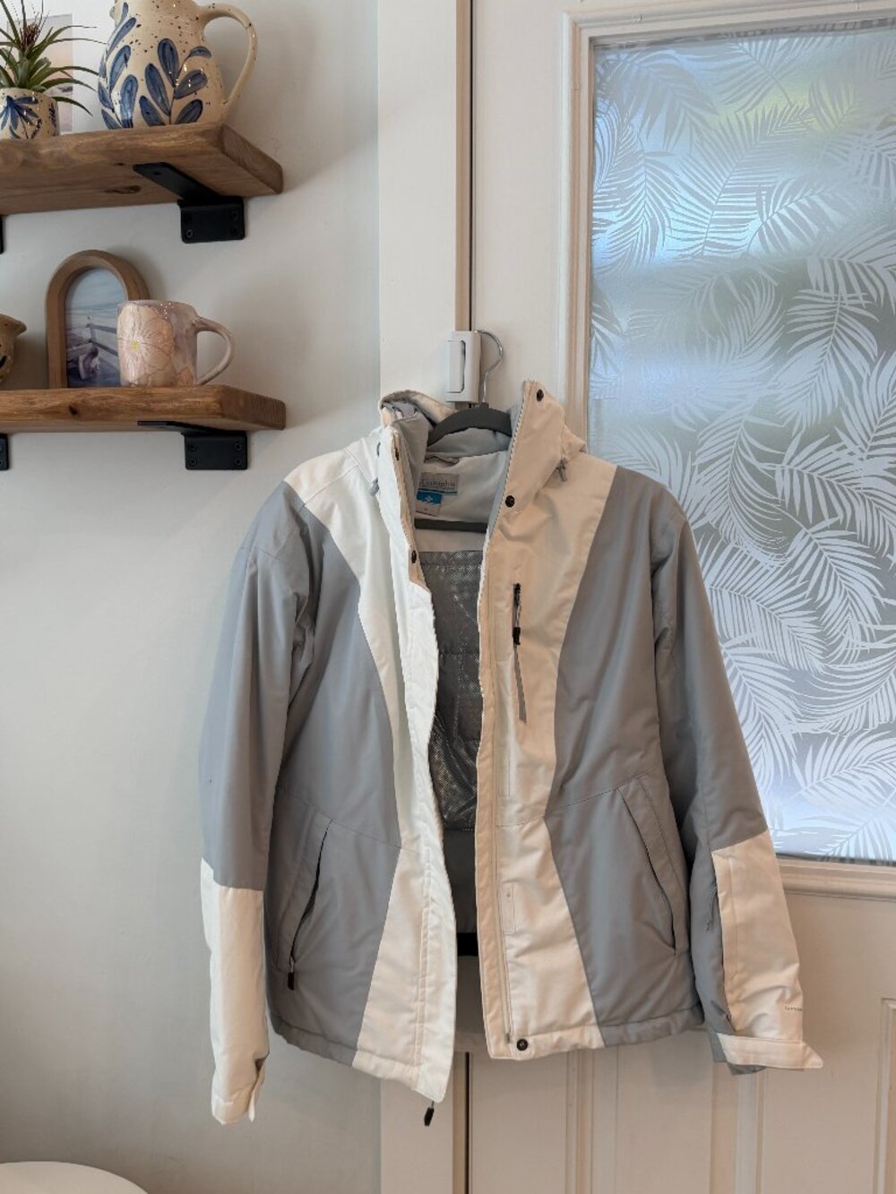 Columbia Insulated Jacket Womens SZ Medium Gray and White with Heat Reflecting